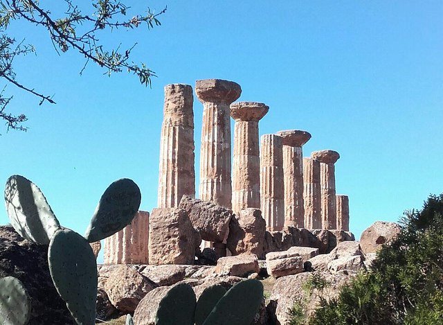 ItalyUndiscoved's tweet photo. A blue sky over history.. #sicily #sicilia #valledeitempli #valleyofthetemples 
https://t.co/mIjWkh48rc https://t.co/d2wYZQ54X5