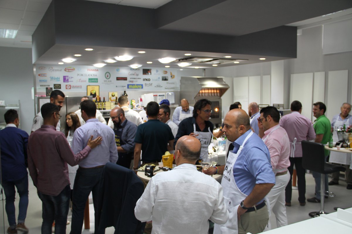 UCAMGastronomia's tweet photo. Acompañado de los mejores patrocinadores en la #GastroLab de la @UCAM compartiendo proyectos y experiencias https://t.co/tLoKDJ6NYD