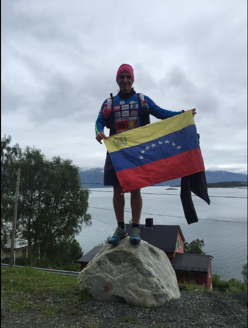 contrapuntovzla's tweet photo. @pedroveraj recorre el mundo dejando la bandera de Venezuela en alto https://t.co/sHhHEgEs82 https://t.co/aIJajwQsw5
