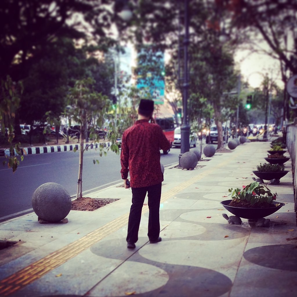 ridwankamil's tweet photo. Untuk para wisatawan, cara terbaik menikmati pusat kota dan kota tua Bandung adlh dengan berjalan kaki. https://t.co/Q9wkt5nEt2