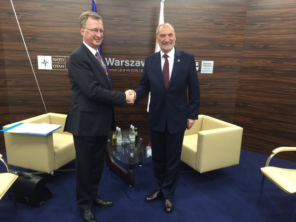 MON_GOV_PL's tweet photo. Spotkanie min. @Macierewicz_A z asystentem #SekGen #NATO ds. polityki i planowania. https://t.co/sofUAe7PDC