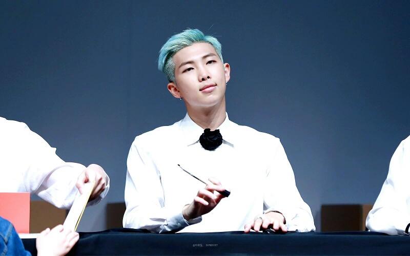 hoai_oppa's tweet photo. #HugNamjoon https://t.co/0dgoxlwCLi