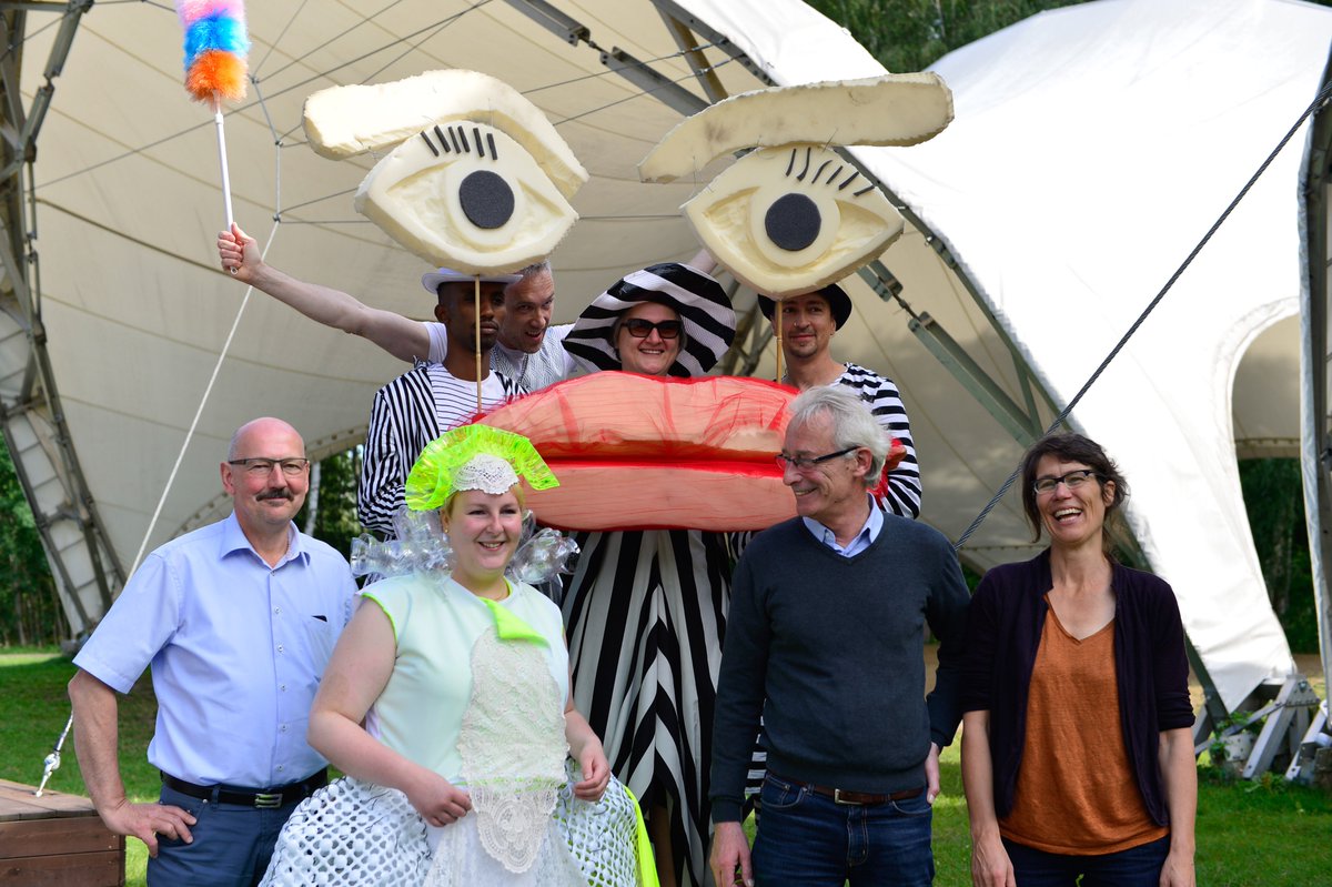 kanaltheater's tweet photo. DIE REGIERENDEN und DIE KÖNIGIN. Theater im Familiengarten Eberswalde. Fr. + Sa. 20.00 Exil https://t.co/L5XRCdTYQf https://t.co/STnRmCHriq
