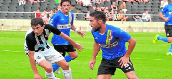 marca's tweet photo. Conmocionados: muere Fran Carles, jugador del Linares, tras un desafortunado accidente. DEP https://t.co/UQtmnwGUHt https://t.co/LPT4VgqPMI