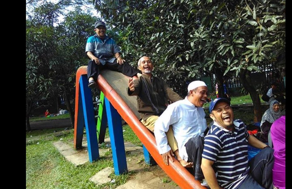 ridwankamil's tweet photo. Selama dijaga kebersihannya, mau anak kecil , berpasangan atau lansia silakan menikmati liburan di Bdg dgn bahagia https://t.co/BSTzDTcBrm