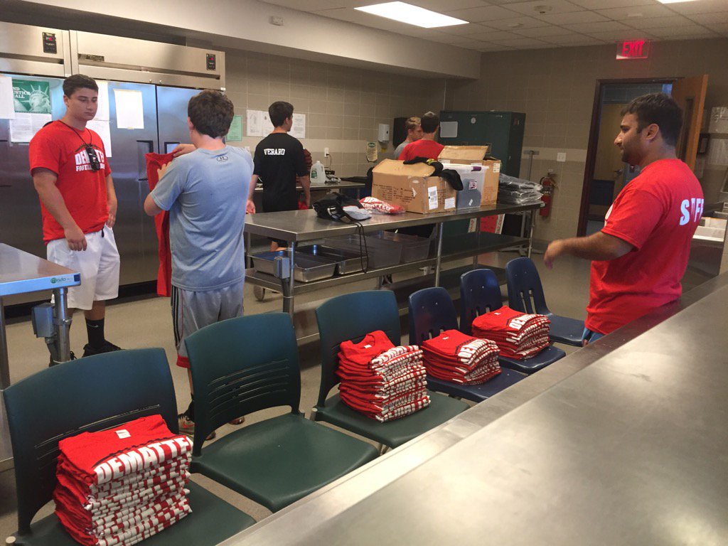 DeMatteoFB's tweet photo. Campers receive DFA Shirts before morning practice. #DFA16 https://t.co/tVvYw8CXPP