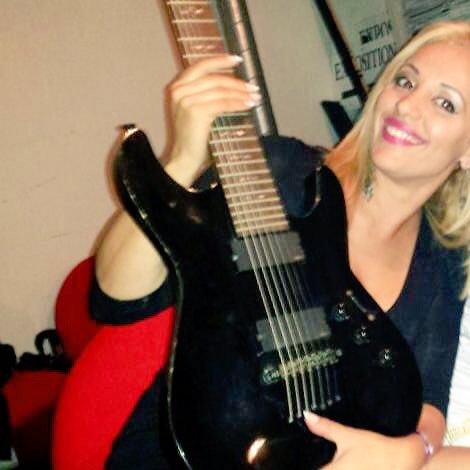 blondemodel77's tweet photo. Avec la guitare de Vince @DeepInHateDIH https://t.co/U0t9qO86AY