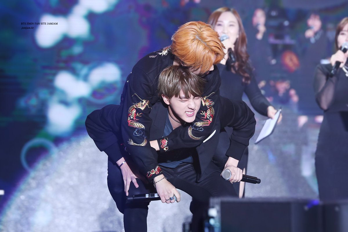 parkjamjam_kr's tweet photo. 광저우에선 형아가 업어주고 난징에선 동생이 업어주고*(^^)*  #JIN #JIMIN https://t.co/fCrxDk5KeG
