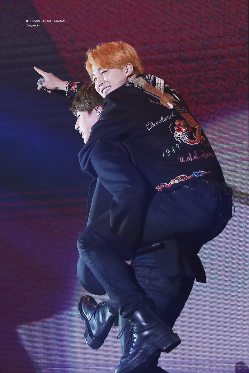 parkjamjam_kr's tweet photo. 광저우에선 형아가 업어주고 난징에선 동생이 업어주고*(^^)*  #JIN #JIMIN https://t.co/fCrxDk5KeG
