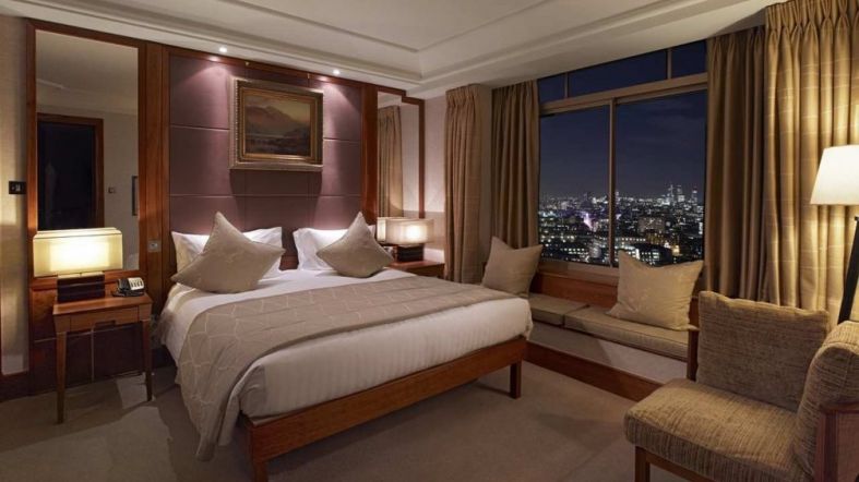 HotelCompareCOM's tweet photo. Grand views from Park Lane hotel, #London https://t.co/ywTQAcA4WH