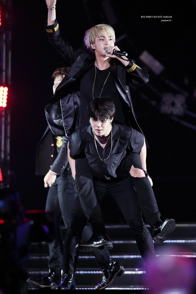 parkjamjam_kr's tweet photo. 광저우에선 형아가 업어주고 난징에선 동생이 업어주고*(^^)*  #JIN #JIMIN https://t.co/fCrxDk5KeG