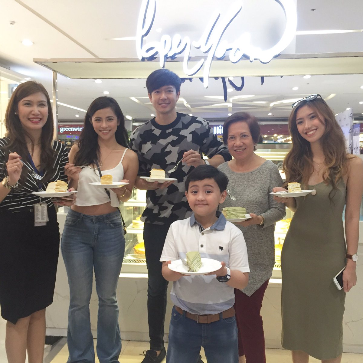 ronnieliang's tweet photo. #opening #ribboncutting
#papermooncafeph #papermoonvivastars #papermoonsmfairview #smfairview @PaperMoonCafePH https://t.co/uClDYCyxax