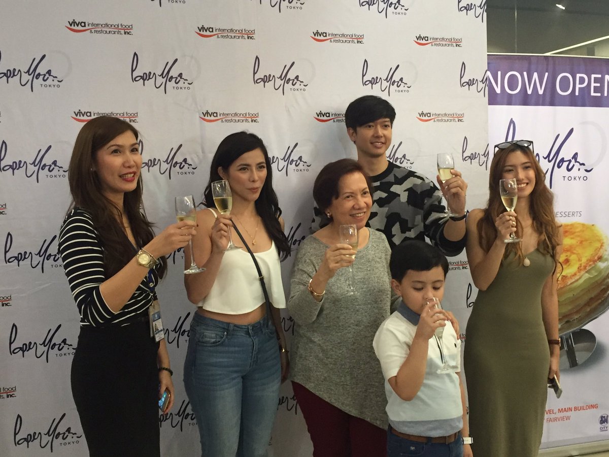 ronnieliang's tweet photo. #opening #ribboncutting
#papermooncafeph #papermoonvivastars #papermoonsmfairview #smfairview @PaperMoonCafePH https://t.co/uClDYCyxax