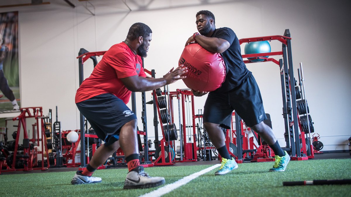 Center_Summit's tweet photo. Struggling with losing your outside edge to the defender? Here's why  https://t.co/ysZL0cCZYP #VLOG #OLPBuilt https://t.co/FJ0vaW0xoE