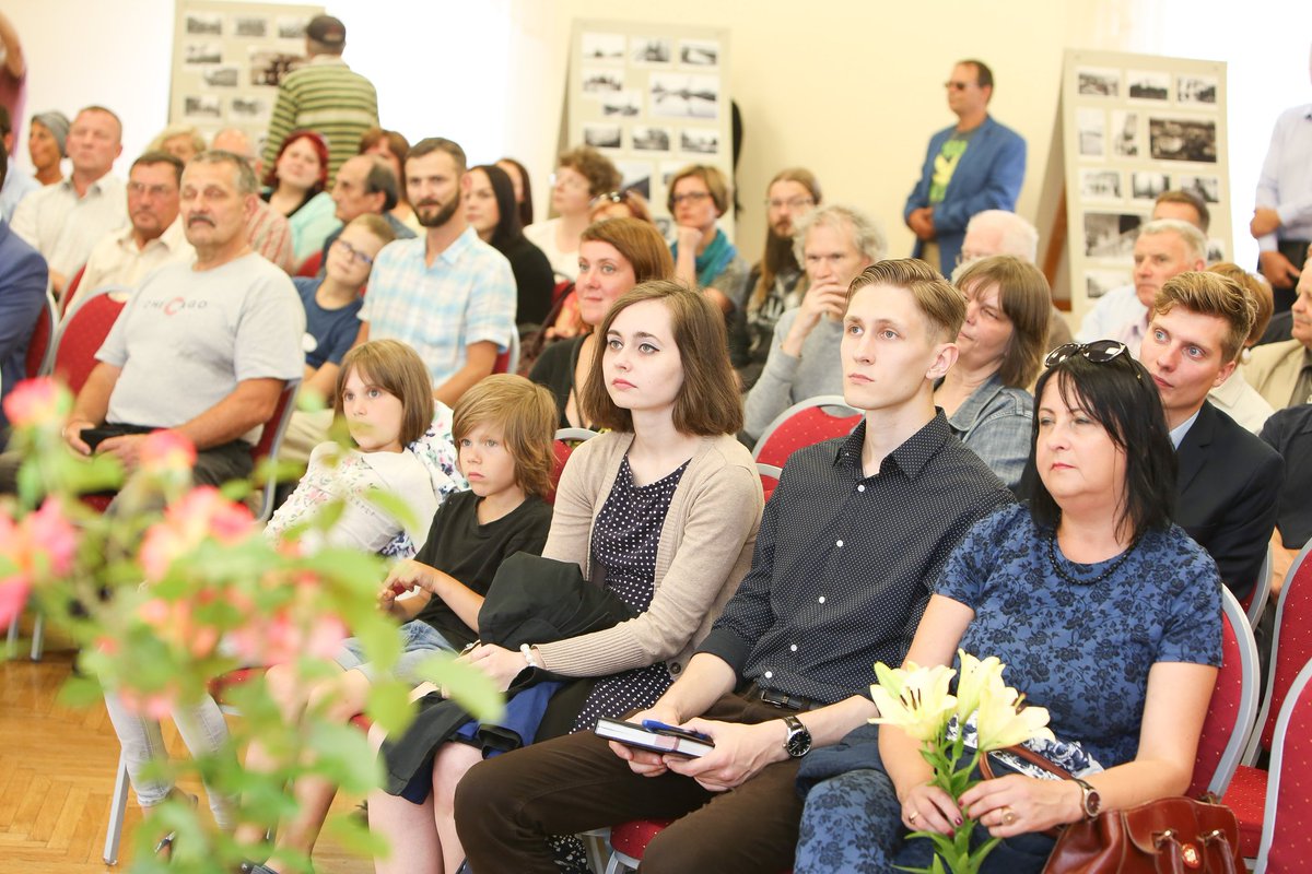 Ilgi gaidītais notikums ir klāt - notiek vēsturnieka Jura Raķa "Karostas albuma" atklāšana.