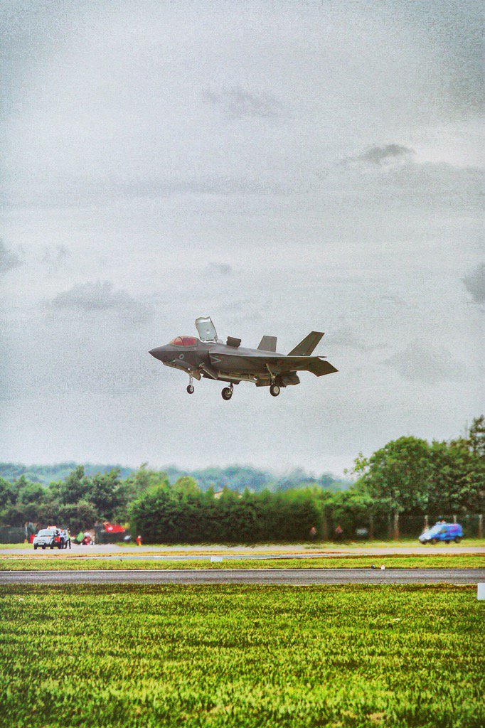 citcphoto's tweet photo. F-35B hover landing #RIAT2016 #RAF #F35 #Enlight  #Fairford @airtattoo https://t.co/YKFmMJfoQI