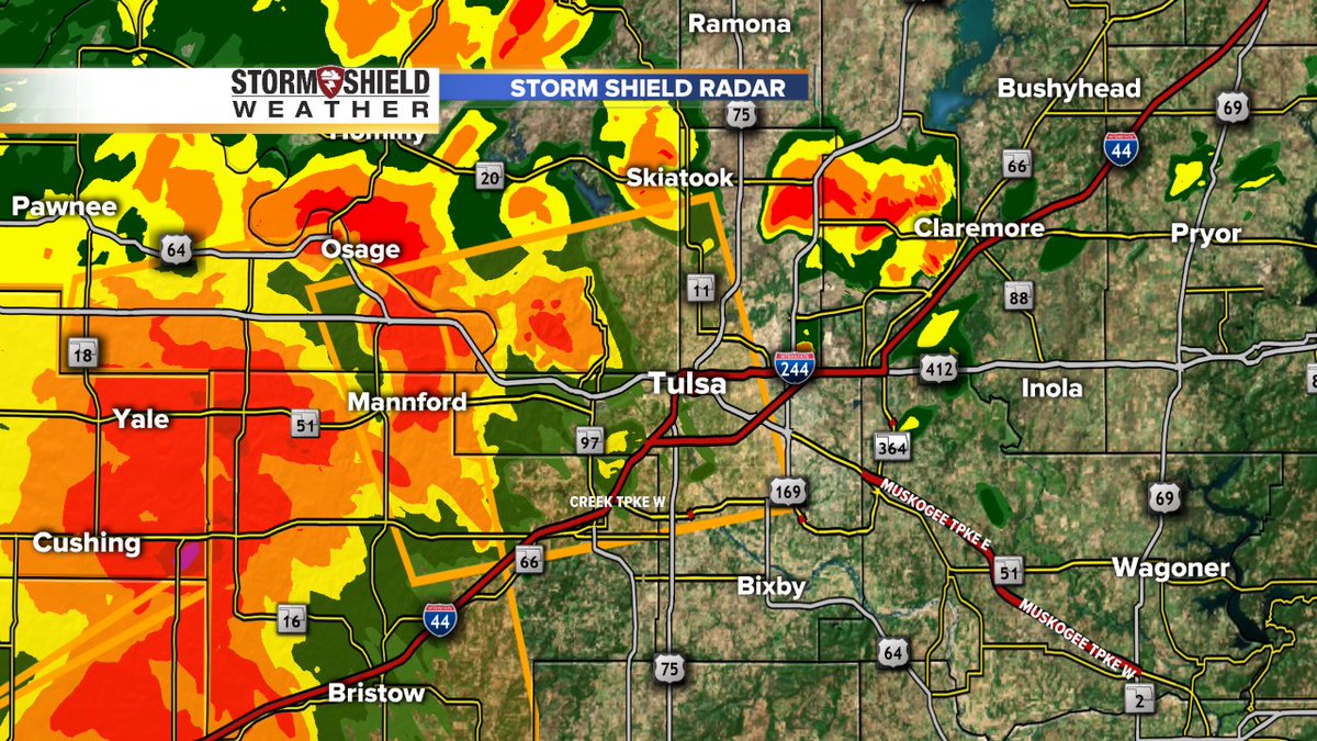 KJRHweather's tweet photo. New Severe T-Storm Warning includes Tulsa. Possible 60mph gusts &amp; lots of lightning heading toward the metro. #okwx https://t.co/mKFX14KQhE