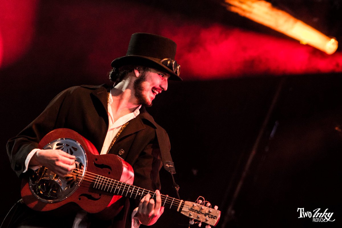 Our Happy Friday Pic pick! #Gretsch guitar artist <a href="/Javoojeda/">Javier Ojeda</a> of <a href="/BurningCaravan/">Burning Caravan</a>. Rock Al Parque. <a href="/TwoInkyProduce/">Two Inky Produce</a>