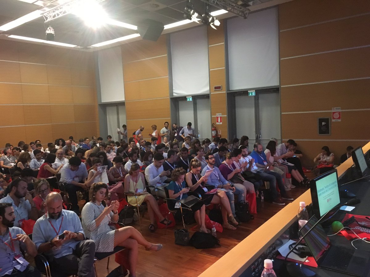 nelli's tweet photo. Quanta gente a sentirmi! #paura 😱 #wmf16 https://t.co/2SSrRZeEny