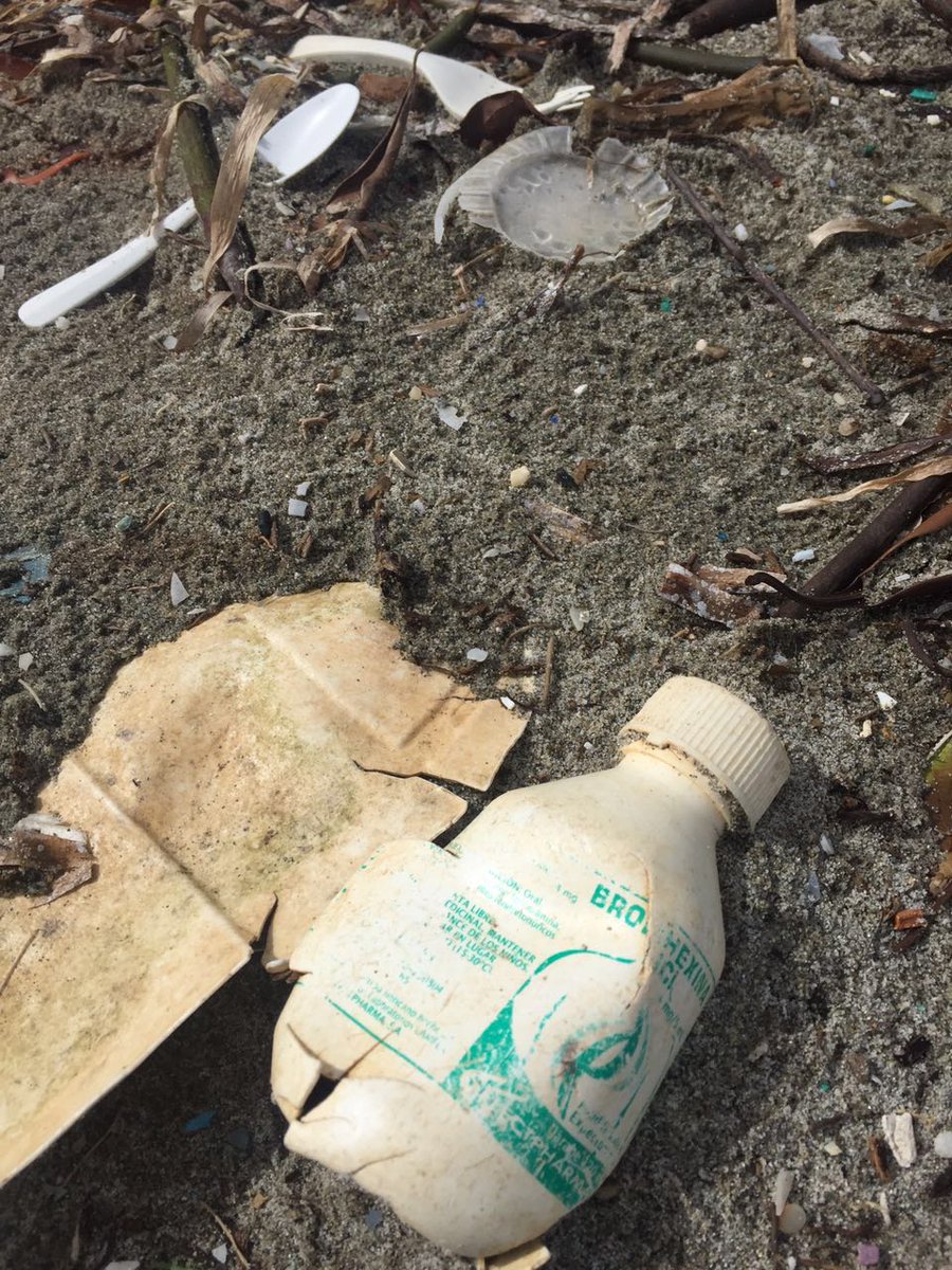 fundaecoguate's tweet photo. Buenos Días #ecotuiteros Recordemos que la basura que usamos NO DESAPARECE fácilmente. Así están nuestras playas. :( https://t.co/W0wndV6Evr