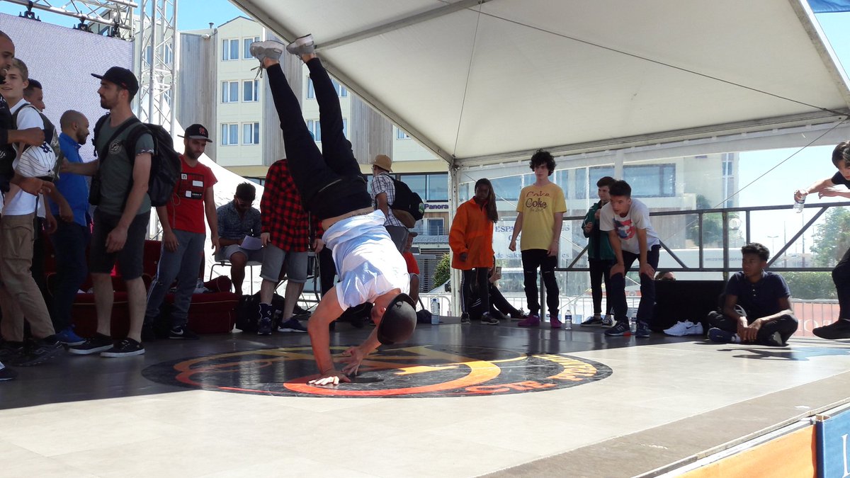 LaSolitaire56e's tweet photo. En ce moment sur le village : battle de Hip Hop sur scène ! #SolitaireBompard https://t.co/EloFKZcU2u