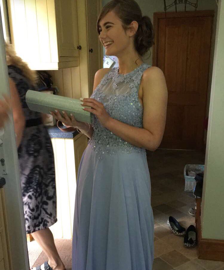 _CaitlinHickey_'s tweet photo. Prom was the best with my favourites!💖 https://t.co/rpCwuTDYQ6