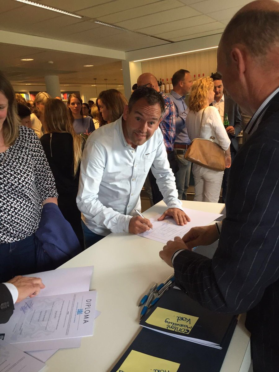 winfra_74's tweet photo. Yesss, Geslaagd &amp; opgenomen in register #beeckestijn #digitalmarketingstrategy #aanradervoormarketeers https://t.co/ThBgJLNk37