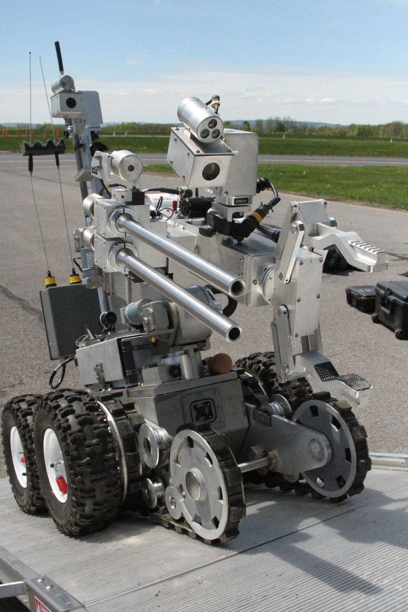 PopSci's tweet image. Police used bomb disposal robot to kill a Dallas shooting suspect po.st/rdliIL