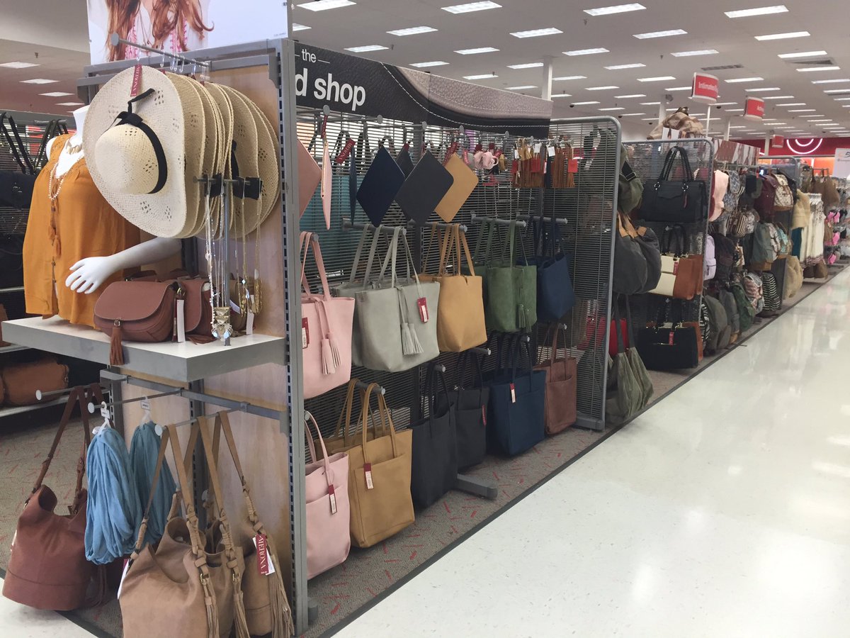 davewoolet's tweet photo. New accessories for our guest great job Kelsey @spetersbullseye @browntm526 @JayYezzi  @hung_doh https://t.co/1x5HBxL7Nz