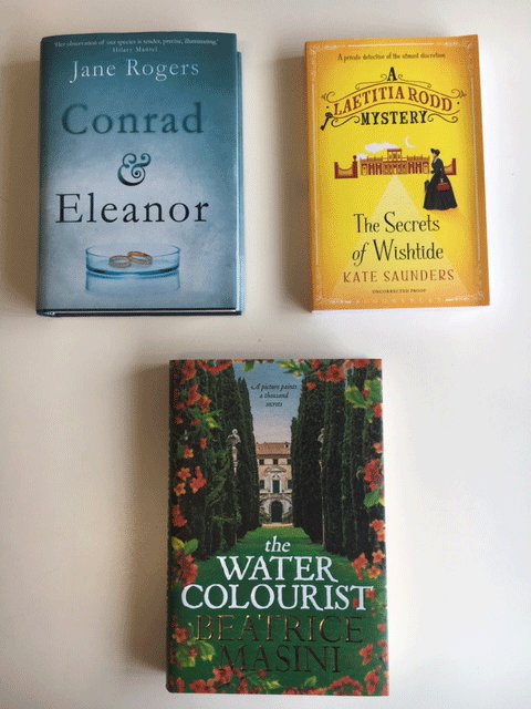 MumsnetTowers's tweet image. Follow&amp;amp;RT to #win these cracking reads - g'wan, you know you deserve a wee present! #MNBookComp
