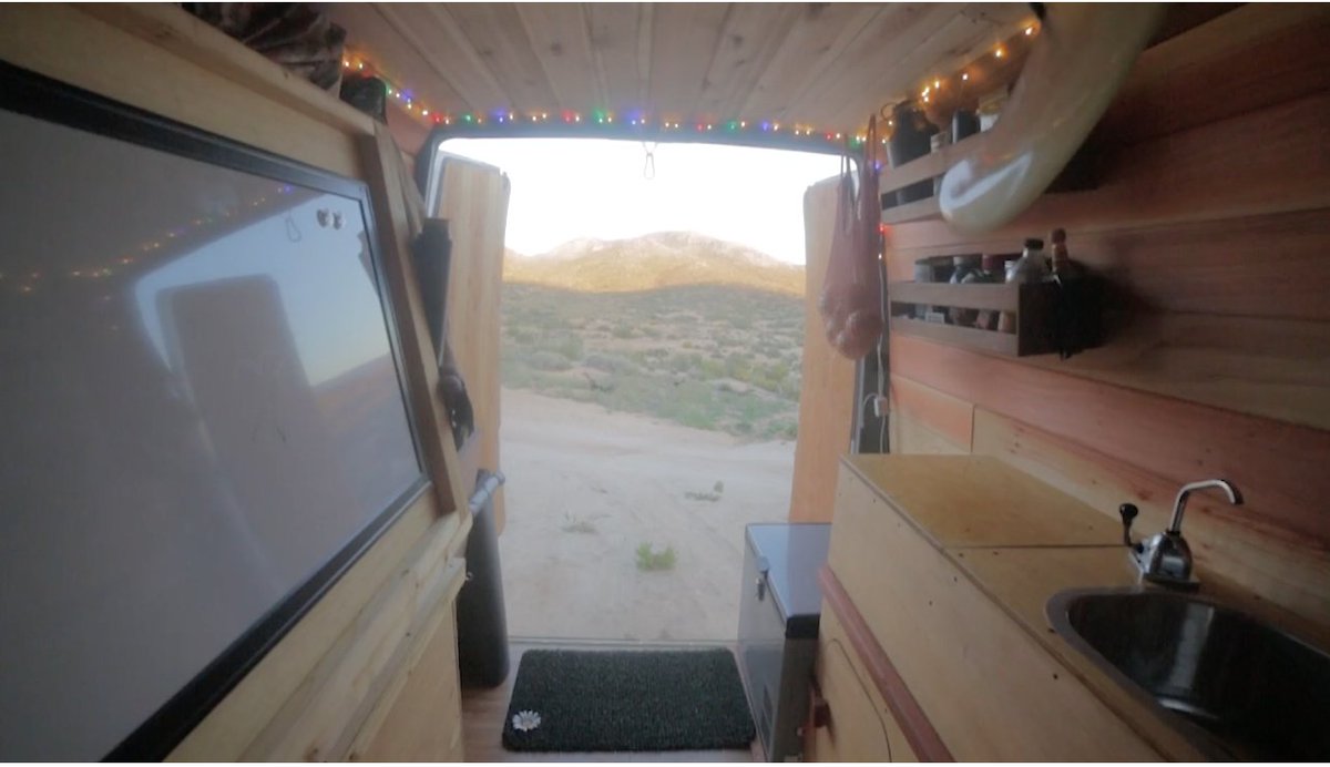 CamptooNL's tweet photo. Deze camper is omgetoverd tot een echt 'thuis'. De wagen is van allerlei snufjes voorzien. https://t.co/OytNY4iscO https://t.co/W65lMQVmJm
