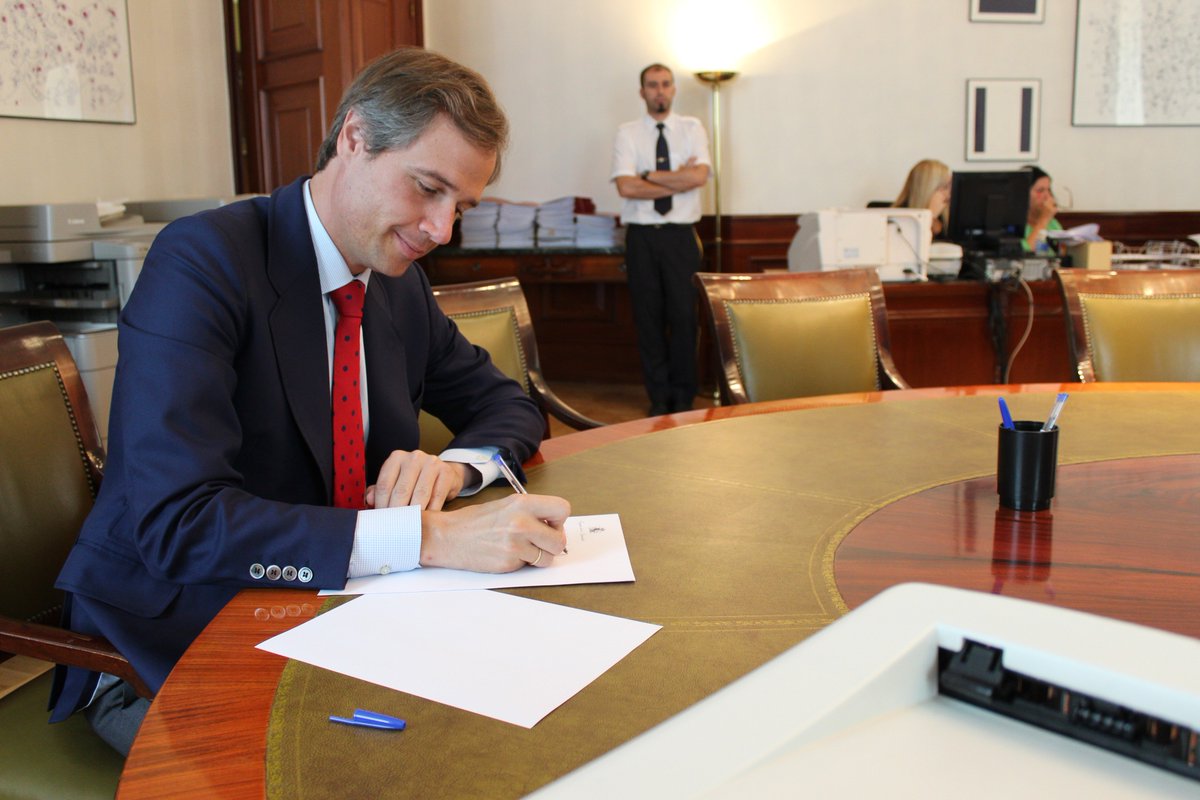 GPPopular's tweet photo. Nuestros parlamentarios electos continúan entregando sus credenciales para la XII Legislatura en el @Congreso_Es https://t.co/kGvVp1B91a