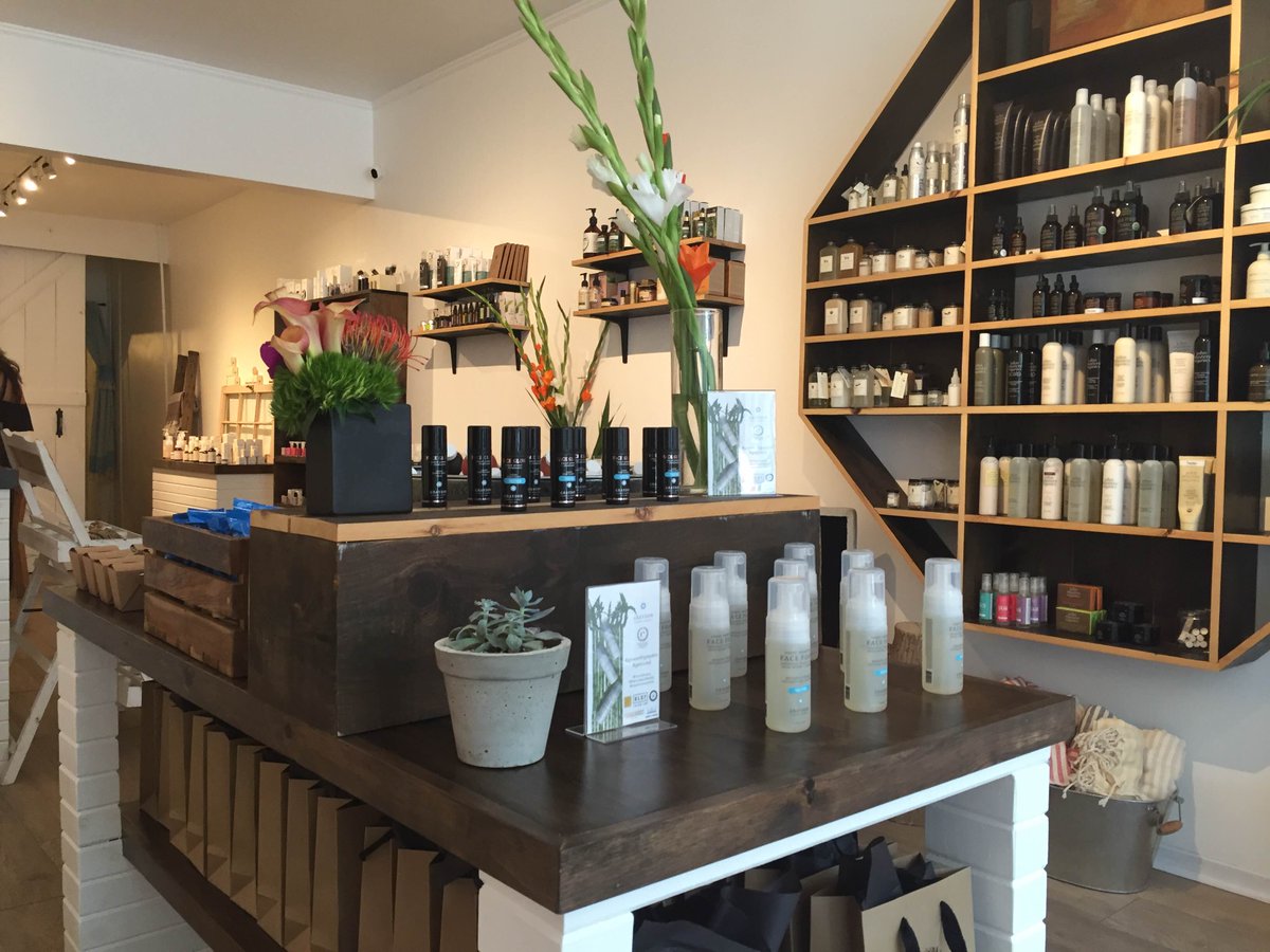 graydonskincare's tweet photo. A great night at The @TheCureApoth for #GlowWithGraydon product launch for #FaceGlow and #FaceFoam! #greenbeauty https://t.co/xfVZNHJvY1