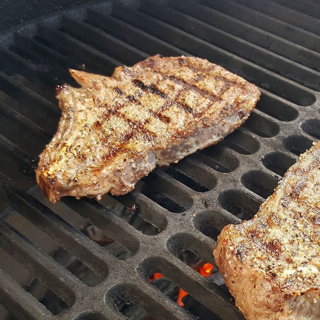 kickashbasket's tweet photo. #CloseUp #GrassFedBeef Rib Steaks with #Garlic101 and #BrisketRub combo. #Seared over litt… https://t.co/ARrbgZUpbQ https://t.co/WKjfSTl8VP