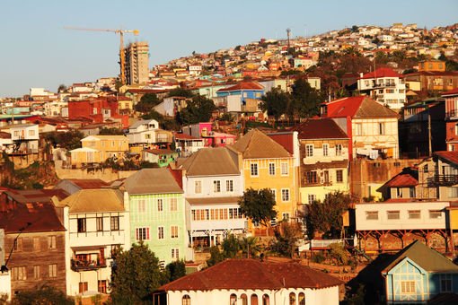 franceculture's tweet photo. Cap vers Valparaiso, ses collines, et vers la "Sebastiana", maison-poésie de #Neruda https://t.co/ZNFlRLGgO4 #Chili https://t.co/YPzYuQbx1b