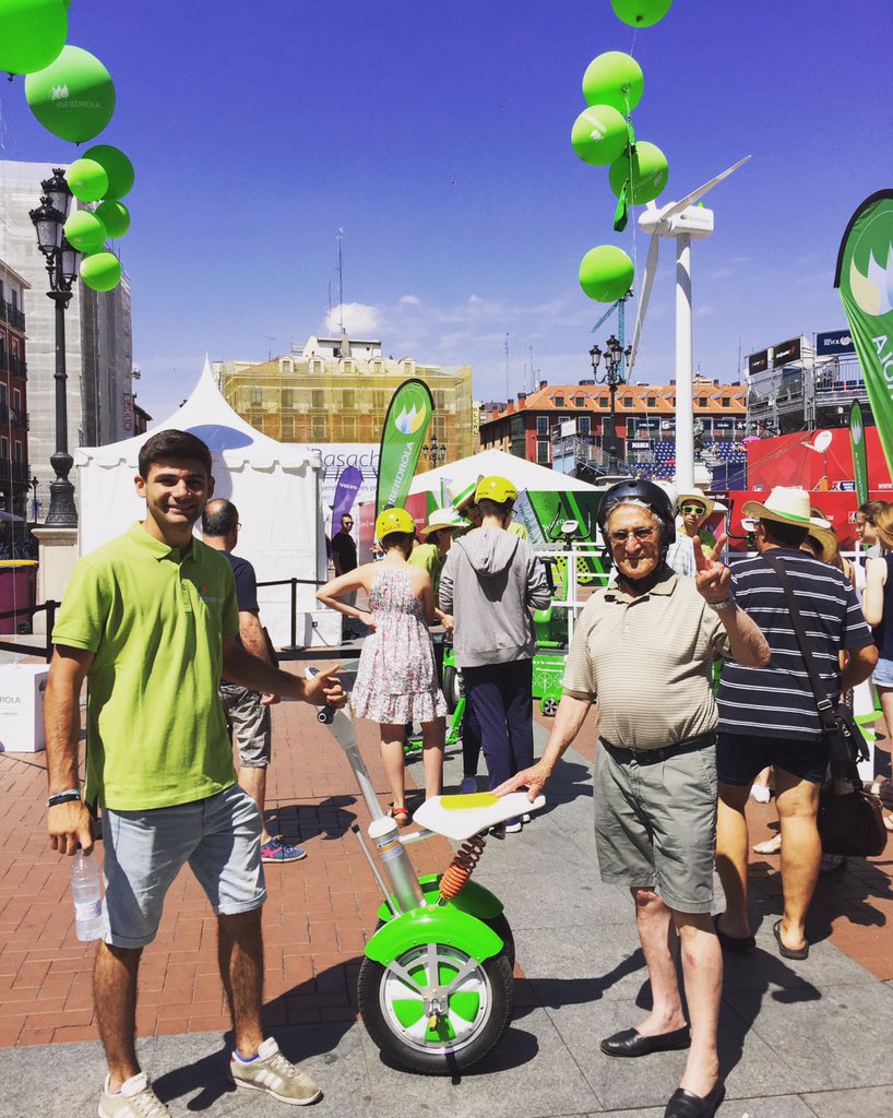 runrollers's tweet photo. Nuestro compañero con un nuevo fan de #runrollers con tan solo 86 años 😀 #Iberdrola #pucelaesverde #padelworldtour https://t.co/9vD1ZwlAj3
