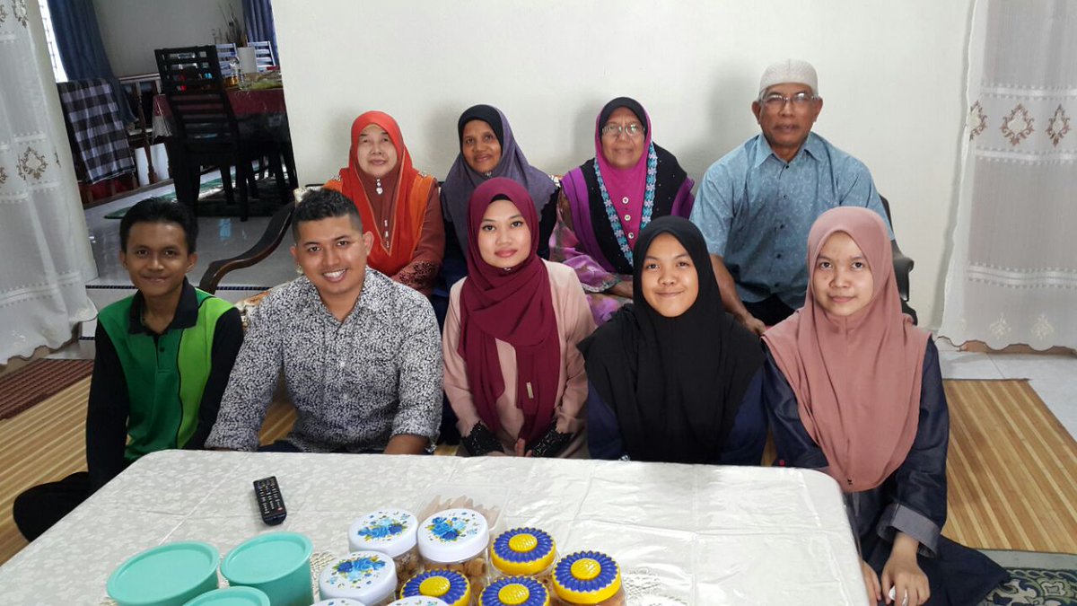 hafizstar's tweet photo. @adibahnoor perjalanan #rayake3 ke rumah Mak Su. Bagus sume anak2 berjaya, ade yg jadi doktor, ade yg jd ustad :) https://t.co/9IIPVdUSO7