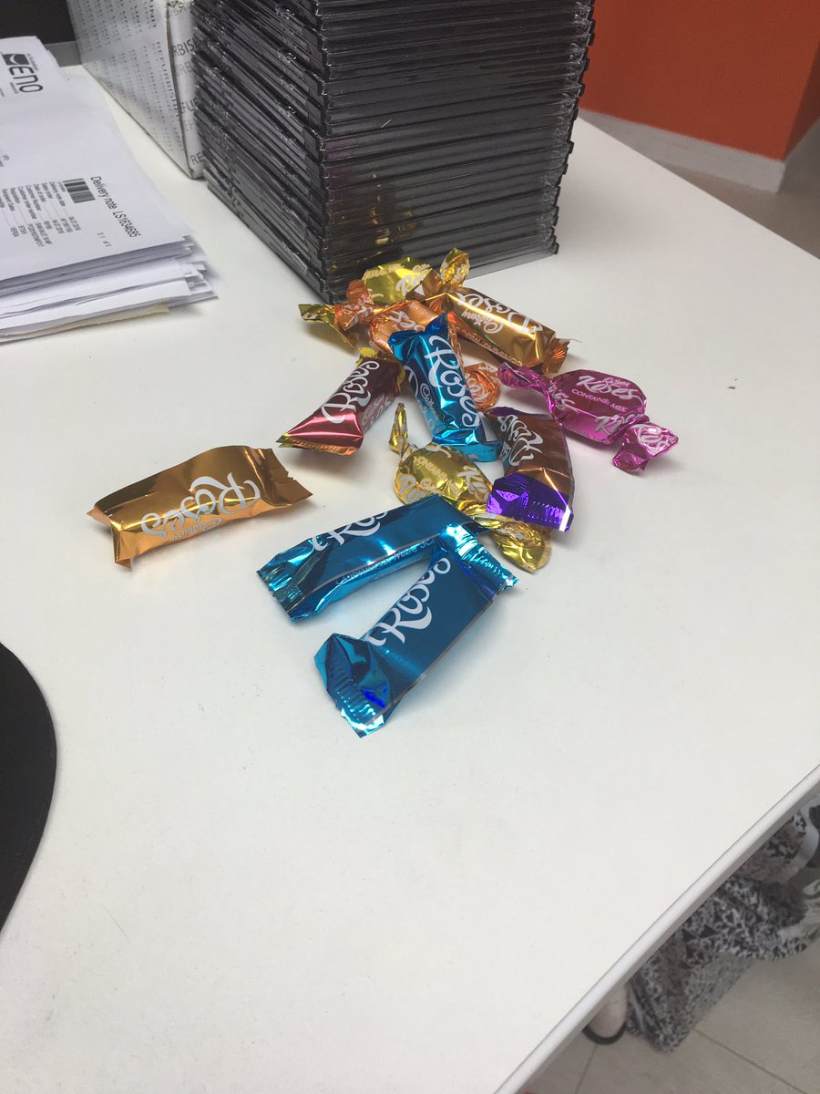 Firebreather_Uk's tweet photo. When your boss give you this for no reason. Yay #fridayfeeling #roses #aceboss https://t.co/5pMGpzaDCH
