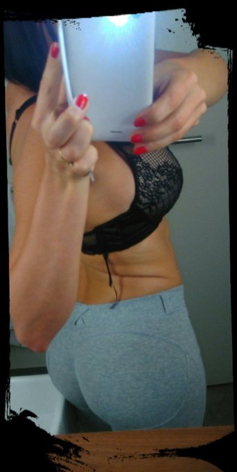 Je ne comprends pas pourquoi !? C'est trop provocant !? Rt si tu aime les leggings ahah 😘😋 https://t<a href="/tag/sexy"class="tags"><span>#sexy</span></a><a href="/tag/shower"class="tags"><span>#shower</span></a><a href="/tag/eastermonday"class="tags"><span>#eastermonday</span></a><a href="/tag/paques2016"class="tags"><span>#paques2016</span></a>