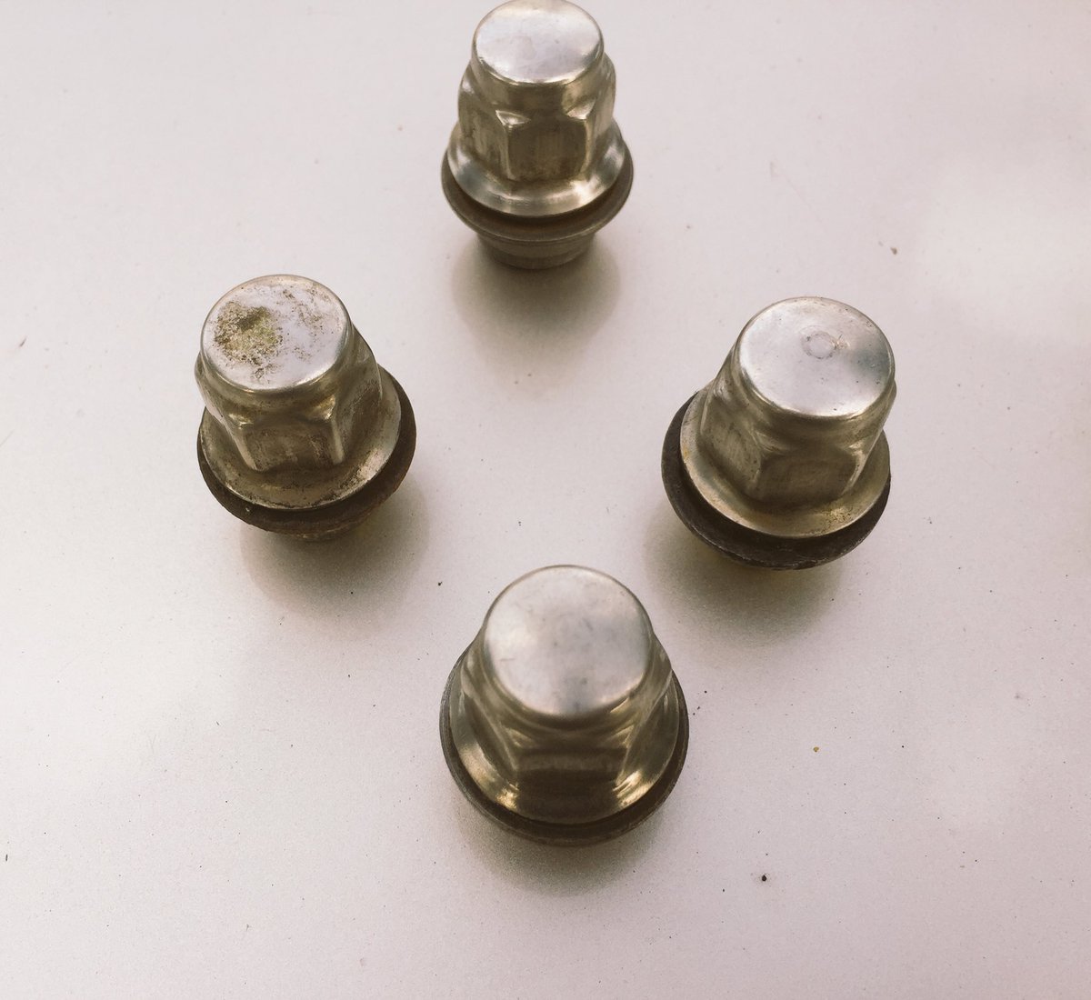 Dankzij de bandenman en zijn aluminium hatende luchtsleutel kon ik op zoek naar andere wielmoeren... #rover800