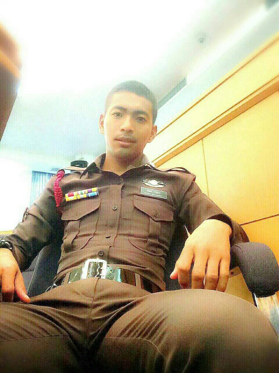 tanthai_bimam's tweet photo. ตำรวจหล่อกะดอใหย่เหนแระอยากอมของหลวง https://t.co/3IdivbuBww