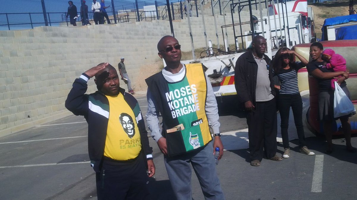 ANCJHB's tweet photo. @MayorTau @CalleConny @Jolidee_matongo with the #1912Radio presenter Dineo #ANCFriday #Reaphusha https://t.co/3SYTtk196Q
