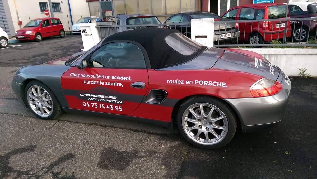 studio_linova's tweet photo. En cas d'accident, la Carrosserie Montmartin Clermont-Fd vous prête une Porsche ! Visuel créé par le @studio_linova https://t.co/UDxZ6gK6oF