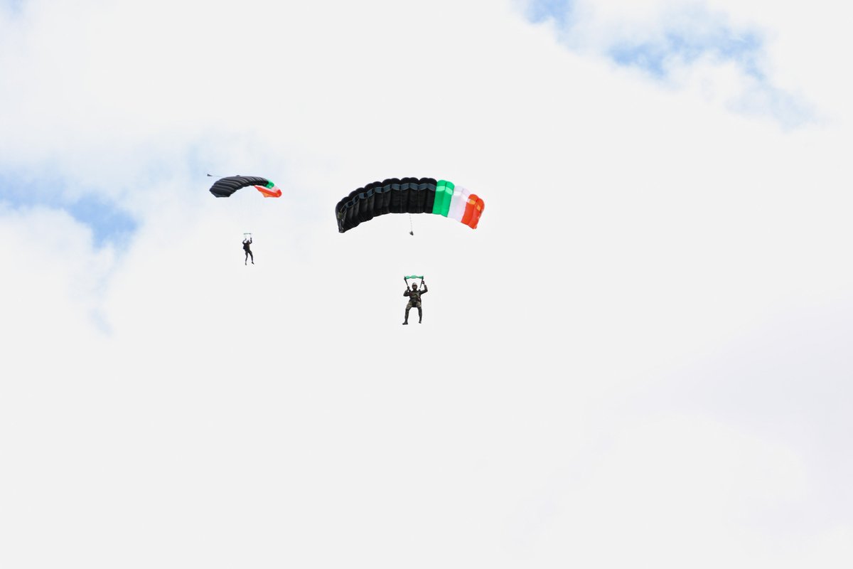 defenceforces's tweet photo. #BlackKnights Parachute team rehearse @opwfarmleigh 4 Defence Forces Open Day on Sunday #DoDropIn #WitnessTheFitness https://t.co/i8GPVX8Trp