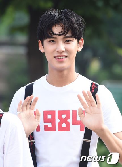 SEVENTEEN_TH's tweet photo. 160708 SEVENTEEN otw to Music Bank  #세븐틴 #아주NICE https://t.co/t53sORlDHA