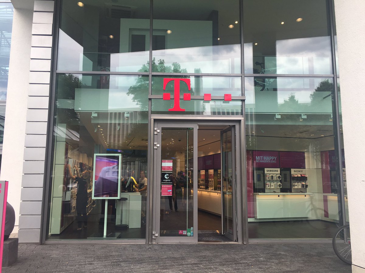 BlueOceanRobot's tweet photo. Thank you @deutschetelekom for a great day at your new beautiful #telekomshop🙂 Our #Beam's were proud to be there👍 https://t.co/4cQhc0iKHl