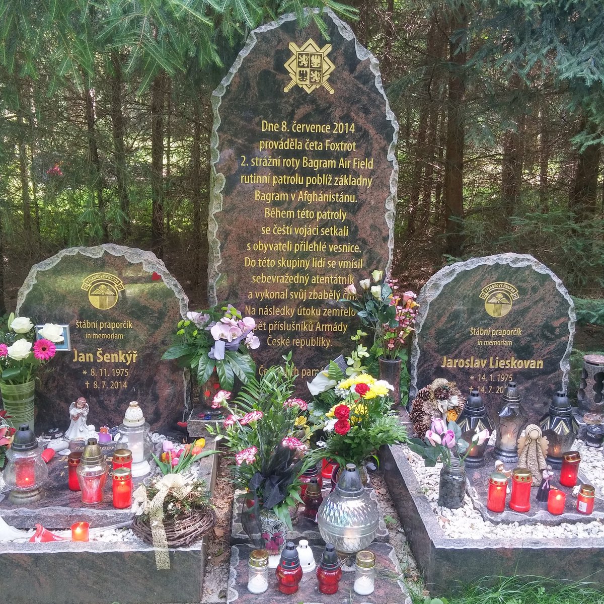 V tentoDenPředDvěmaLetyZemřeliMojiBratřiSkvělíBojovníci a HrdinovéNikdyNaVásNezapomenuZaČasSeZaseSpoluSejdeme