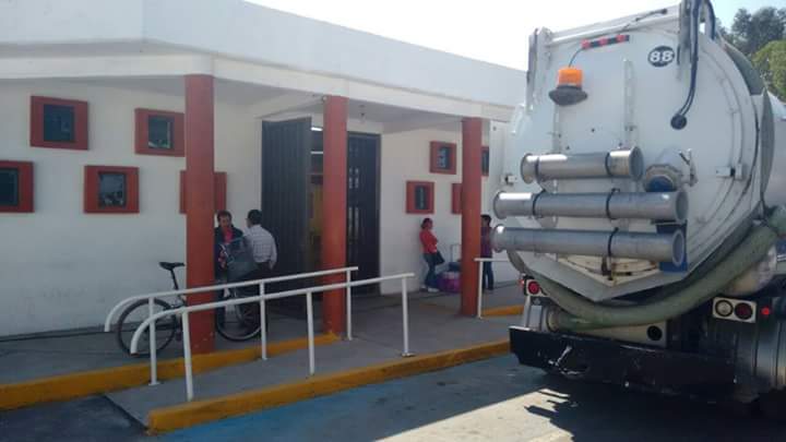 higinio_mtz's tweet photo. Limpieza de alcantarillado en Estancia Infantil y #Cretex. El servicio de limpieza no se detiene en #Texcoco. https://t.co/opeZCEFhNj