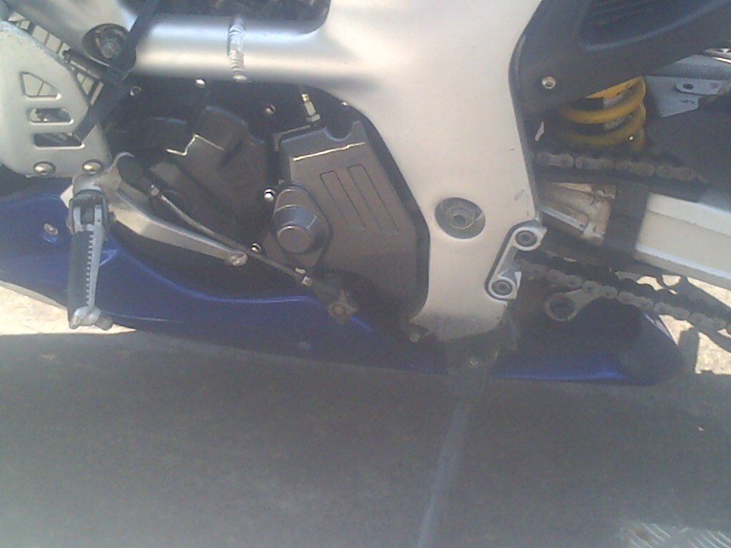 LadyLoneRider's tweet photo. Voilà il fallait bien que ça arrive un jour 😞 on a mal tout les 2 😞 #chute #sv650 #moto #superami https://t.co/Q1VY6BZHpr