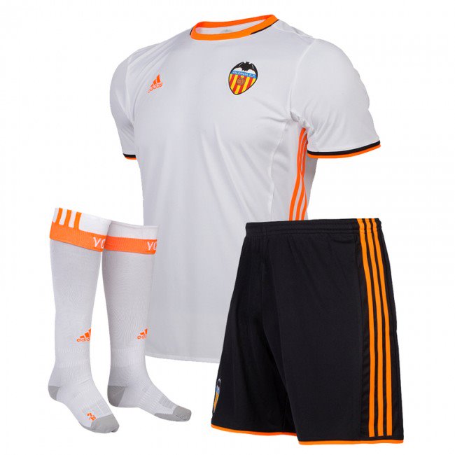 valenciacf's tweet photo. ☺ de leer vuestros elogios sobre las equipaciones ¿RT para mostrar a todo @twitter lo que os gusta? #ViveElValor https://t.co/db16m0z0RZ